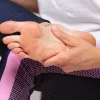 Физиотерапевт Дженни Хансен объясняет, почему ваши стопы сводит судорогой во время плавания, и предлагает шесть упражнений, чтобы навсегда избавиться от судорог.