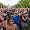 Толпы приветствуют на Outside Festival.