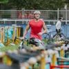 Триатлет участвует в триатлоне, размышляя о потере чипа для отслеживания времени или пропущенном получении стартового пакета