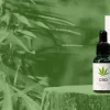 Банка с маслом CBD для мышечной боли стоит на пне. Банка с маслом CBD для мышечной боли стоит на пне.