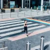 Бегун практикует безопасный бег по дороге.