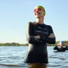 Триатлет улыбается, используя план тренировок для триатлона 80/20