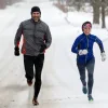 Бегуны выполняют тренировку Tempo Fartlek в зимнем пейзаже