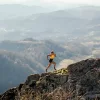 женщина бежит по горной тропе на пересеченной местности