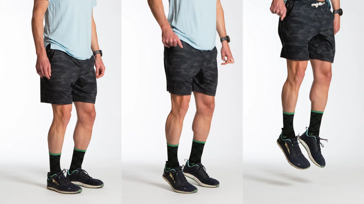 Фитнес-модель выполняет прыжки на месте Фитнес-модель выполняет прыжки на месте