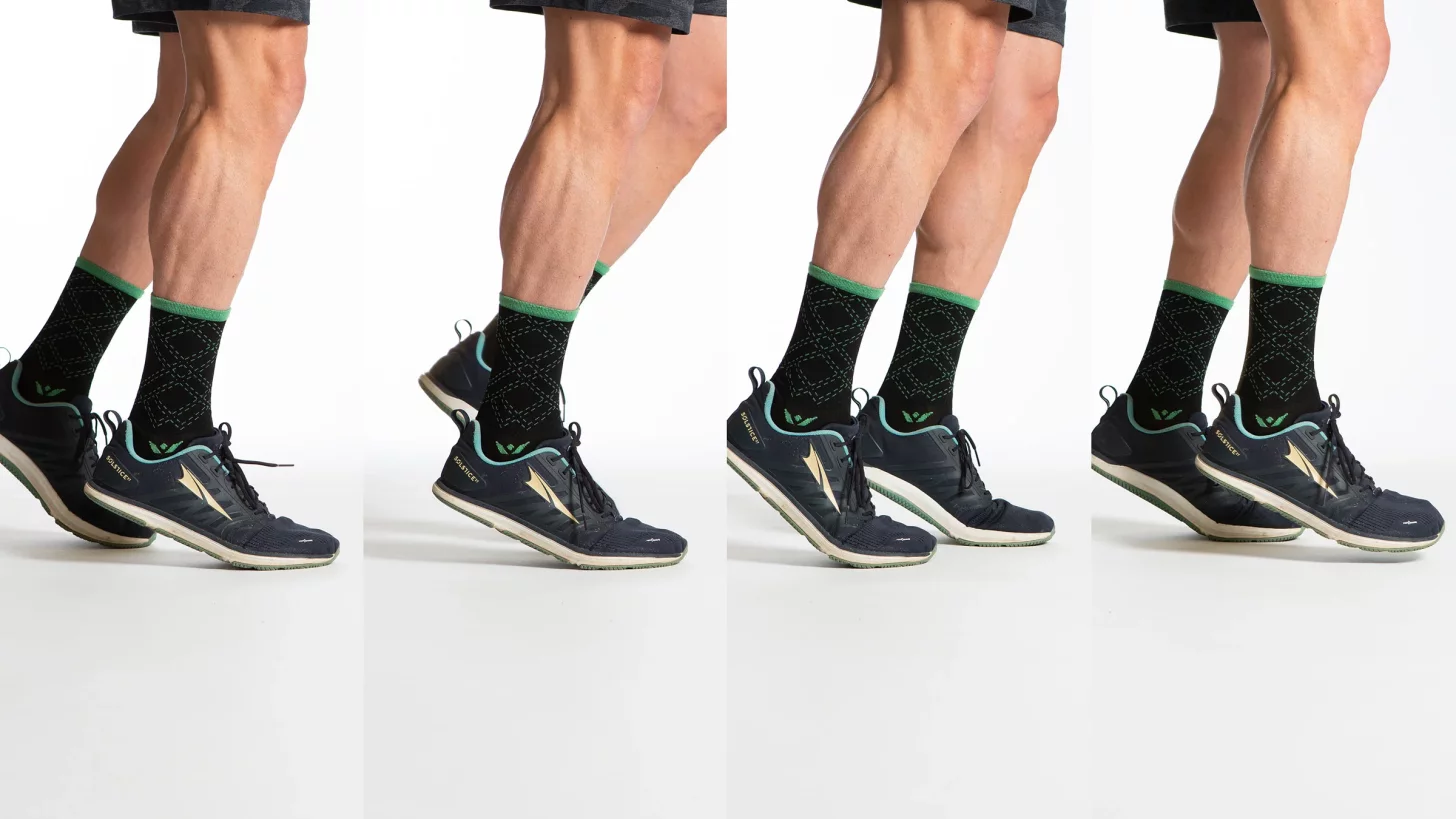 Фитнес-модель выполняет упражнение на ходьбу на носках Фитнес-модель выполняет упражнение на ходьбу на носках