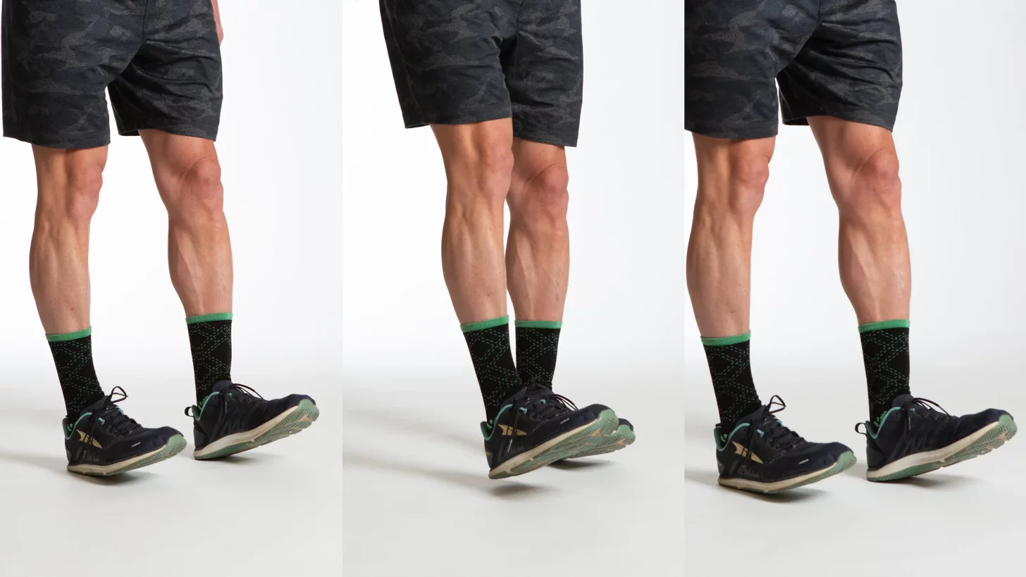 Фитнес-модель выполняет упражнение на разогрев ходьбой на пятках Фитнес-модель выполняет упражнение на разогрев ходьбой на пятках