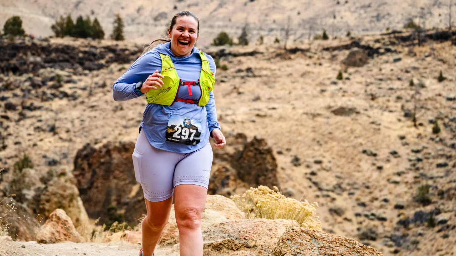 Женщина участвует в Run the Rock 50K Женщина участвует в Run the Rock 50K