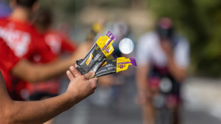 Питание в гонке — важный аспект достижения ограничения времени на бег. Питание в гонке — важный аспект достижения ограничения времени на бег.