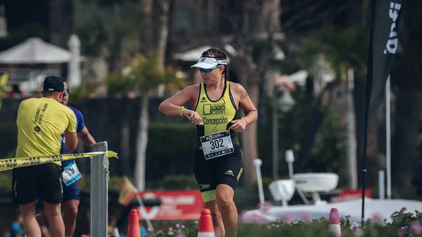 Триатлет проверяет свои спортивные часы, чтобы узнать, успеет ли он уложиться в лимит времени на беговой этап триатлона.