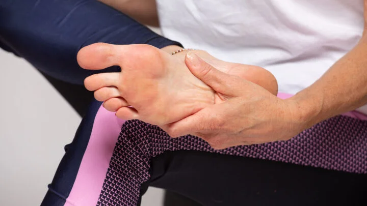 Физиотерапевт Дженни Хансен объясняет, почему у вас сводит ноги при плавании, и предлагает шесть упражнений, чтобы навсегда избавиться от судорог. Физиотерапевт Дженни Хансен объясняет, почему у вас сводит ноги при плавании, и предлагает шесть упражнений, чтобы навсегда избавиться от судорог.