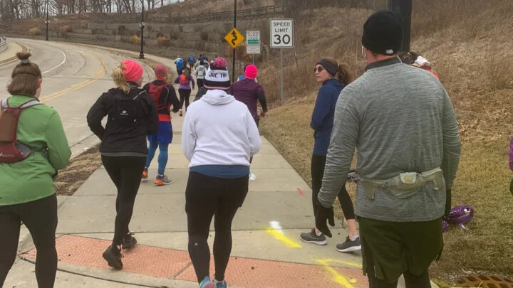 Ежемесячные сессии повторных забегов на холм поддерживают мотивацию членов JHC Squad в холодную чикагскую зиму.