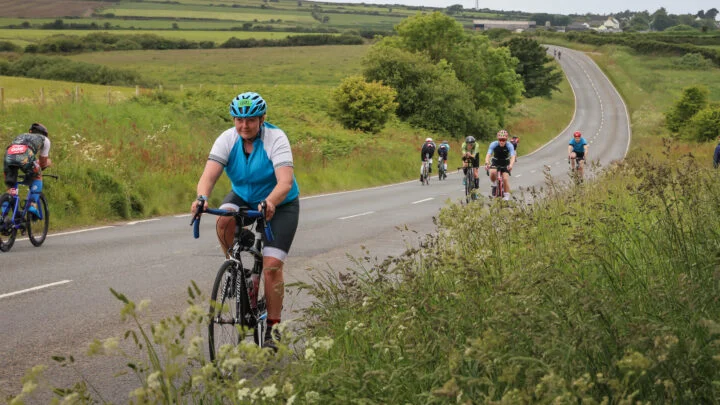 Триатлет преодолевает подъем на триатлоне, потому что подготовился к рельефу трассы.
