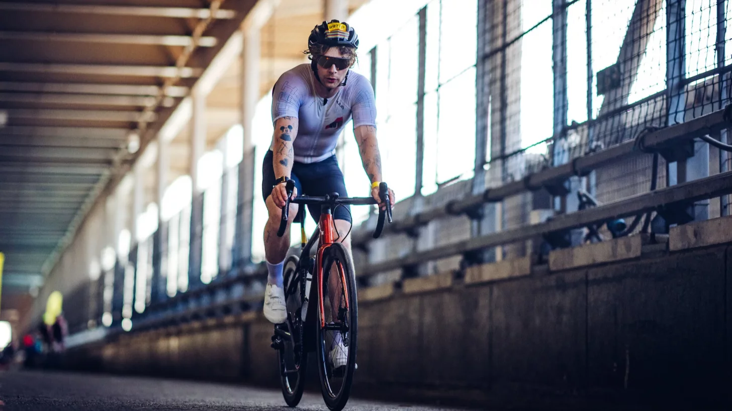 Триатлет уверенно участвует в гонке, зная, что уложится в контрольное время на велосипеде, благодаря следованию тренировочным советам и гоночным рекомендациям.