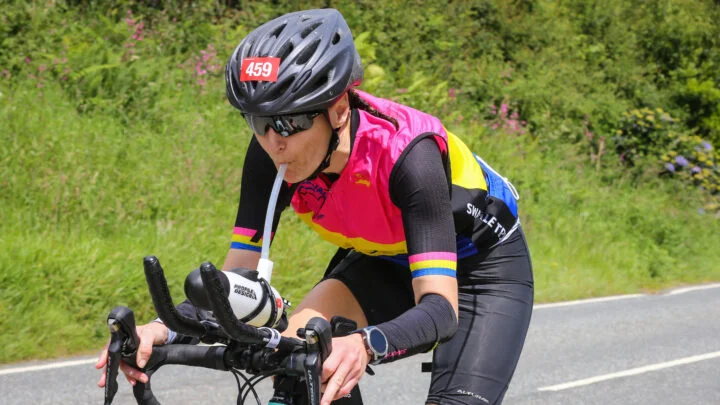 Триатлет заправляется на велосипеде, чтобы обеспечить поддержание гоночного темпа и успеть в контрольное время на велосипеде.