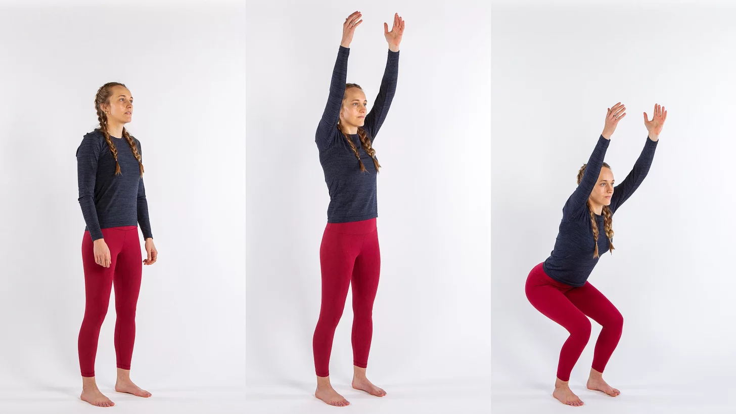 женщина выполняет приседание с поднятыми руками