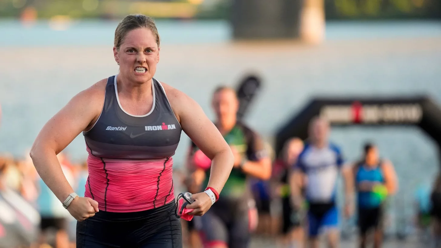 Триатлет, уверенный в своей способности уложиться в отведенное время на плавание. Триатлет, уверенный в своей способности уложиться в отведенное время на плавание.