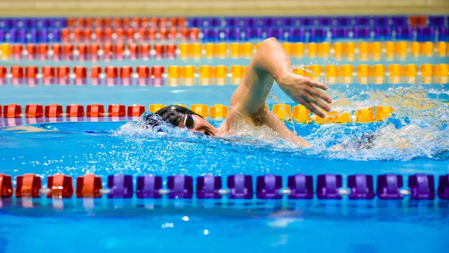 Триатлет выполняет тренировку с резинкой для плавания. Триатлет выполняет тренировку с резинкой для плавания.