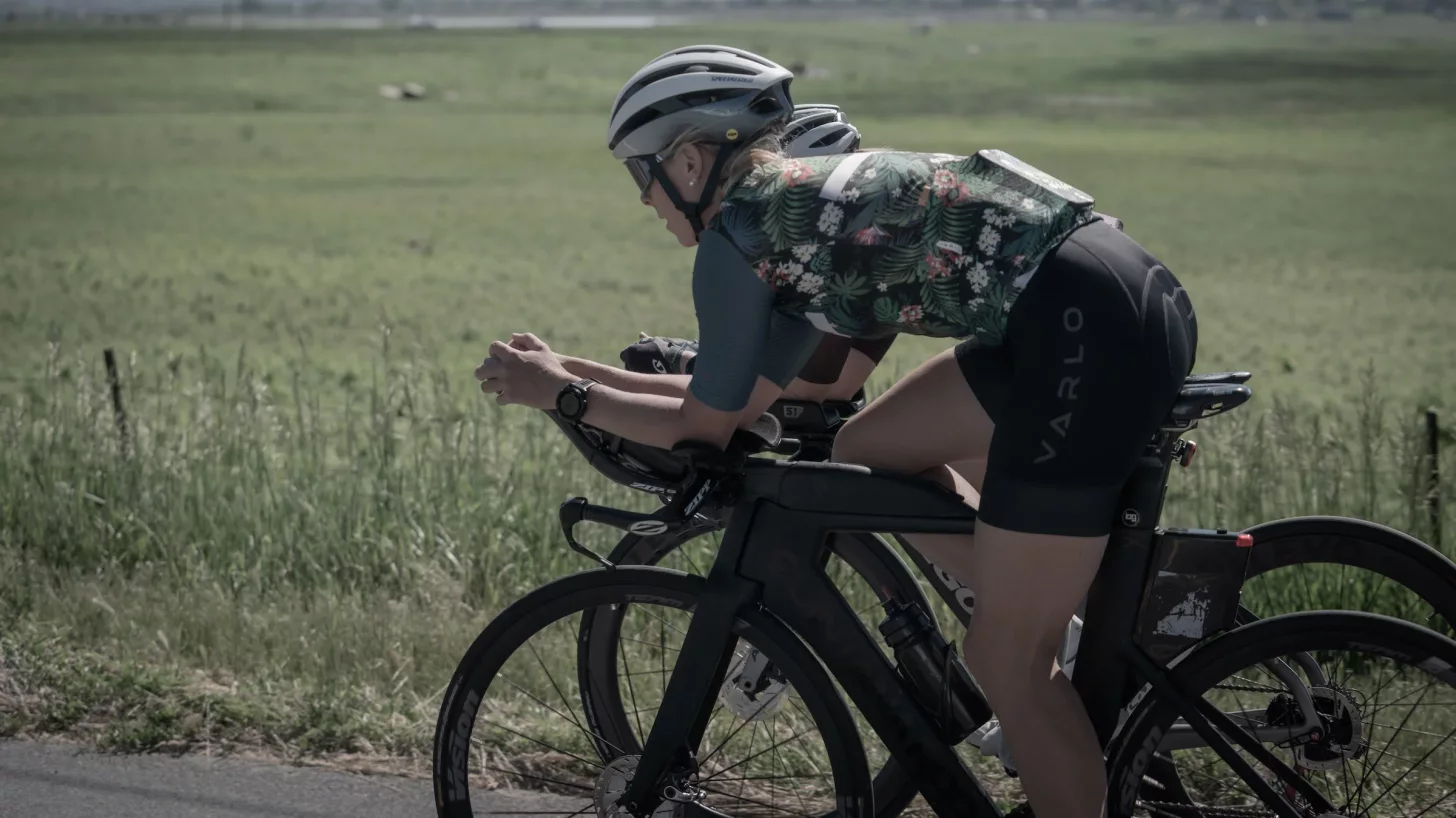 Лиза Бечарас выполняет тренировку на велосипеде. Лиза Бечарас выполняет тренировку на велосипеде.