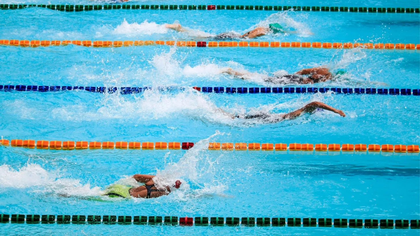 Бассейн с группой пловцов, выполняющих тренировку на выходные. Бассейн с группой пловцов, выполняющих тренировку на выходные.