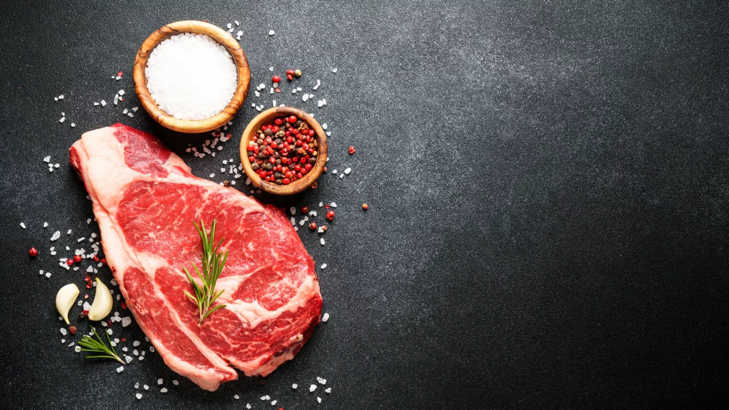 Мясо, особенно красное мясо, — хороший способ получить достаточное количество железа в вашем рационе. Мясо, особенно красное мясо, — хороший способ получить достаточное количество железа в вашем рационе.