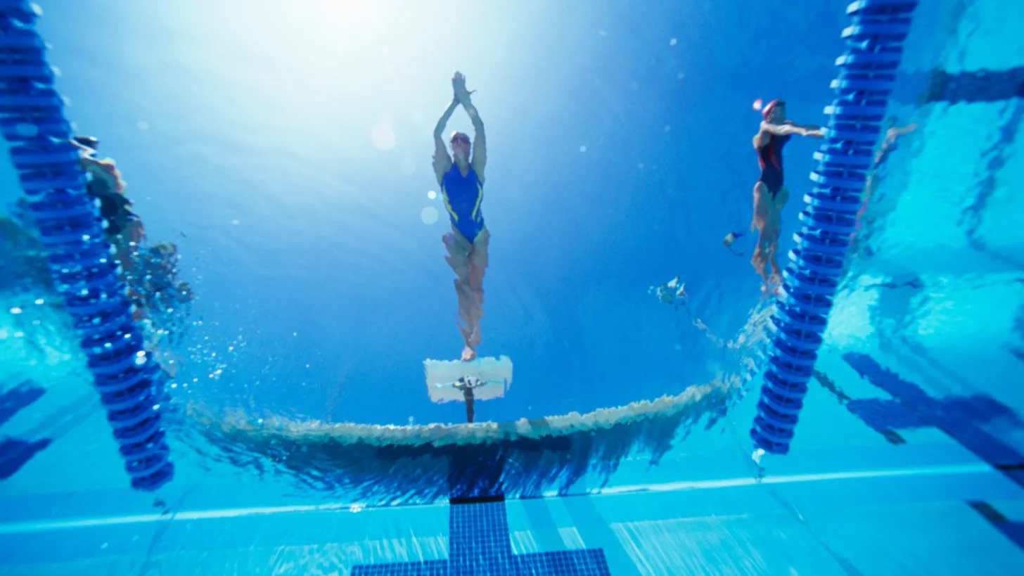 Вид на женщину-пловца, ныряющую в бассейн