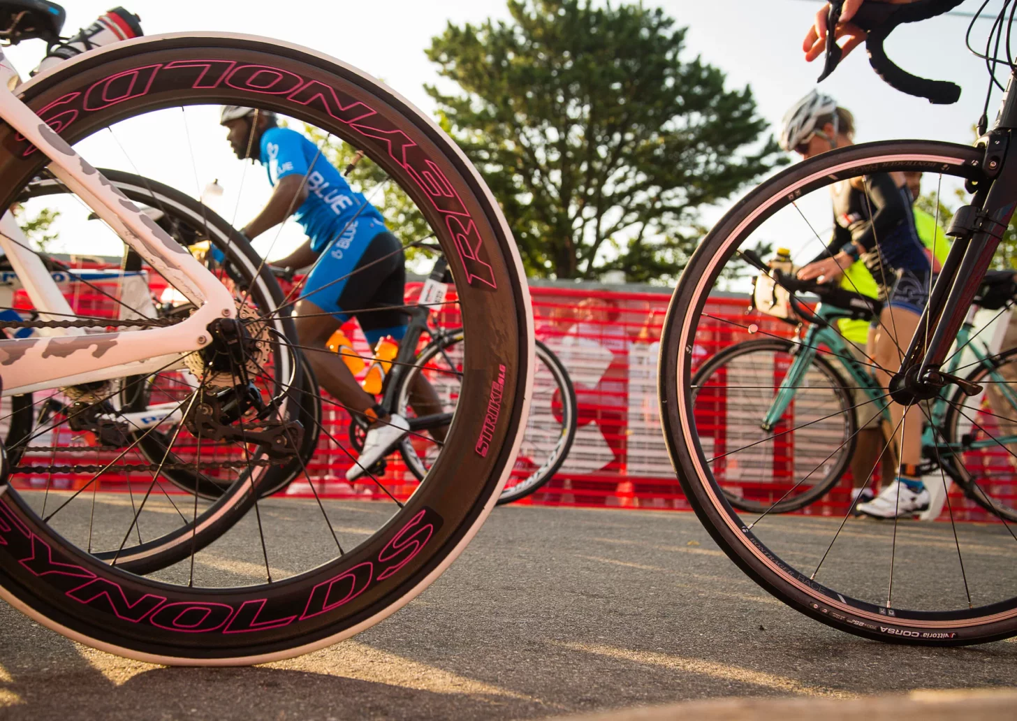 Знание того, как выполнять базовую, с зажимами и "летающую" посадку и высадку в триатлоне, может помочь вам сэкономить время в гонке.