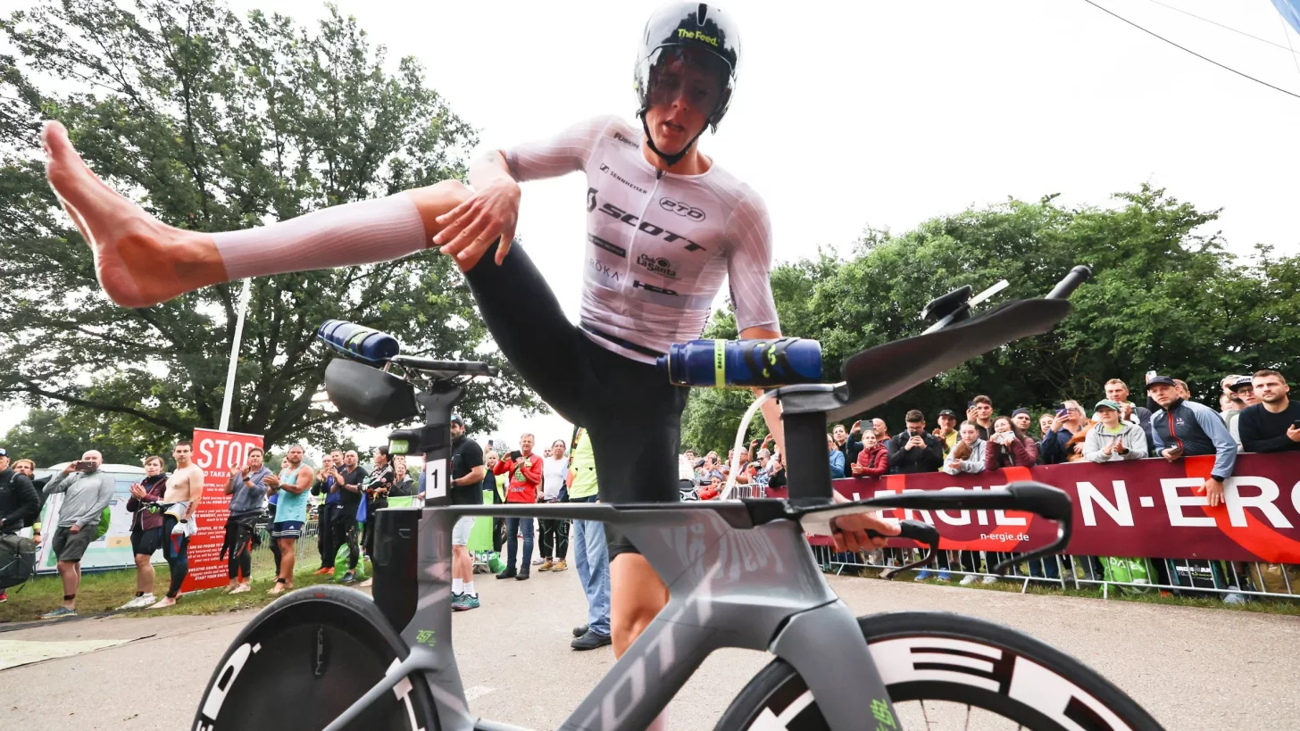 Знание того, как выполнять базовую, с зажимами и "летающую" посадку и высадку в триатлоне, может помочь вам сэкономить время в гонке.