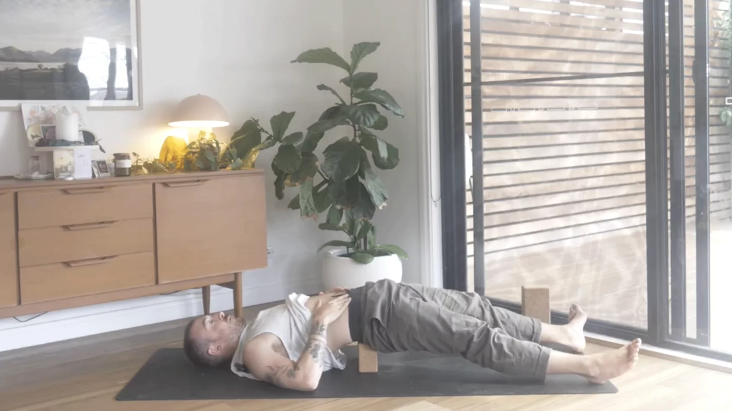 Мужчина лежит на спине на коврике для йоги с вытянутыми ногами, практикуя йогу Мужчина лежит на спине на коврике для йоги с вытянутыми ногами, практикуя йогу