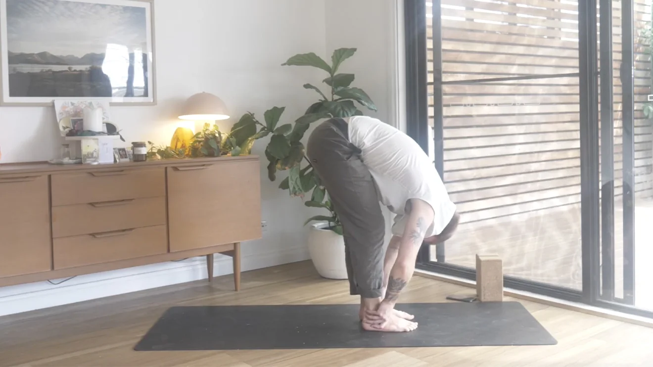 Укрепляющие нижнюю часть спины позы йоги от мужчины на коврике Укрепляющие нижнюю часть спины позы йоги от мужчины на коврике