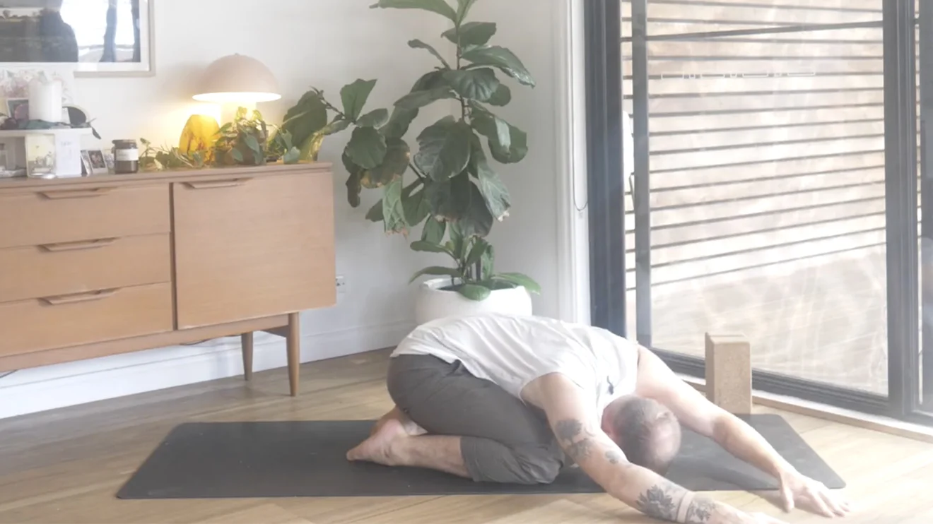 Укрепляющие нижнюю часть спины позы йоги от мужчины на коврике Укрепляющие нижнюю часть спины позы йоги от мужчины на коврике