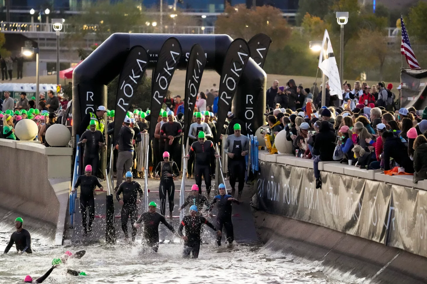 Плавательная трасса Ironman Arizona — это один круг в озере Темпе Таун. Плавательная трасса Ironman Arizona — это один круг в озере Темпе Таун.