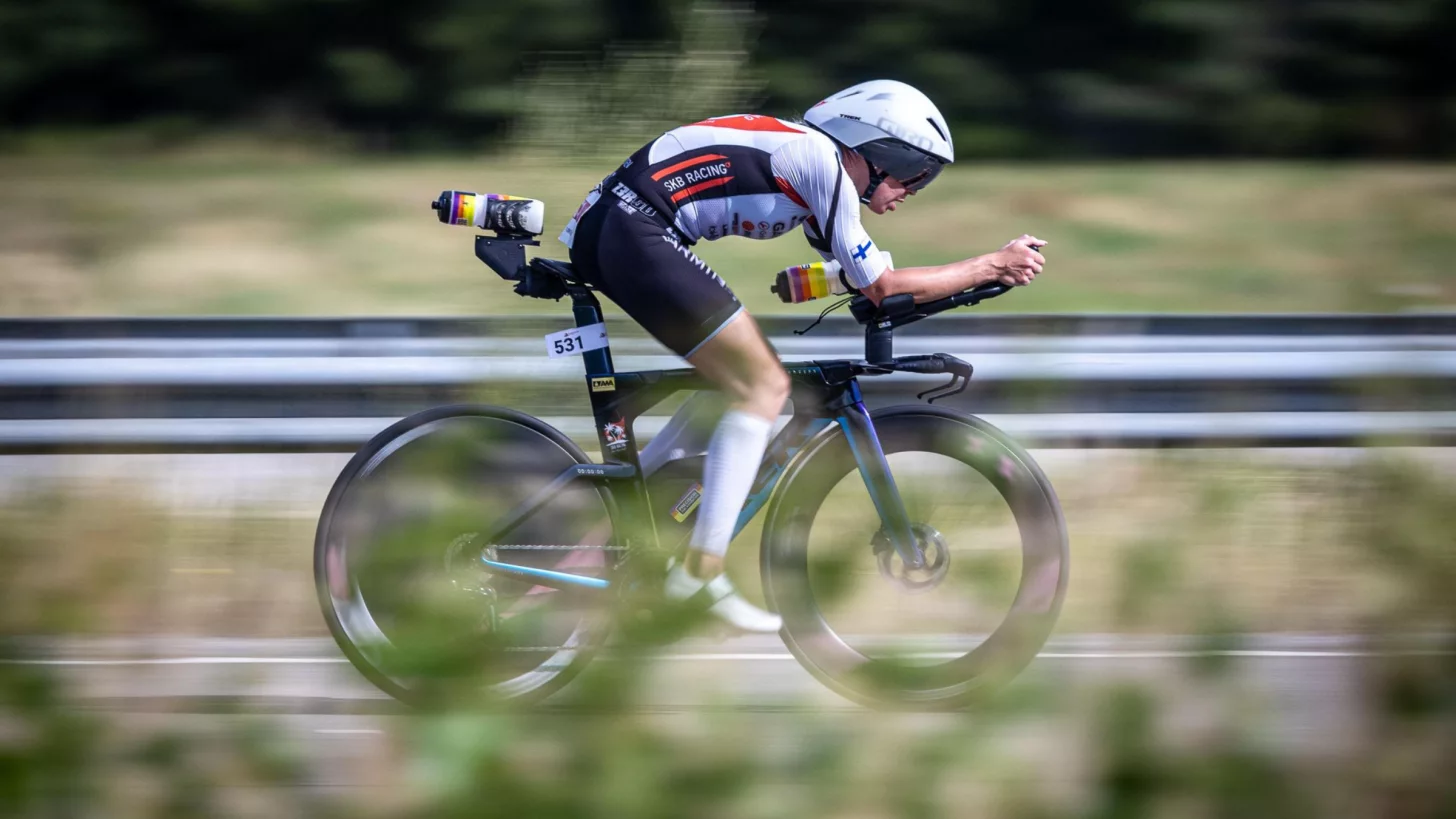 участница возрастной категории чемпионата мира Ironman в аэродинамической позиции на велосипеде