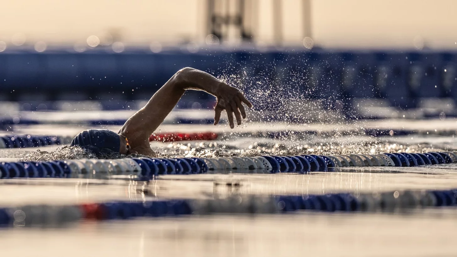 Имеют ли студенческие пловцы преимущество перед взрослыми пловцами? Элейн Хоули исследует.
