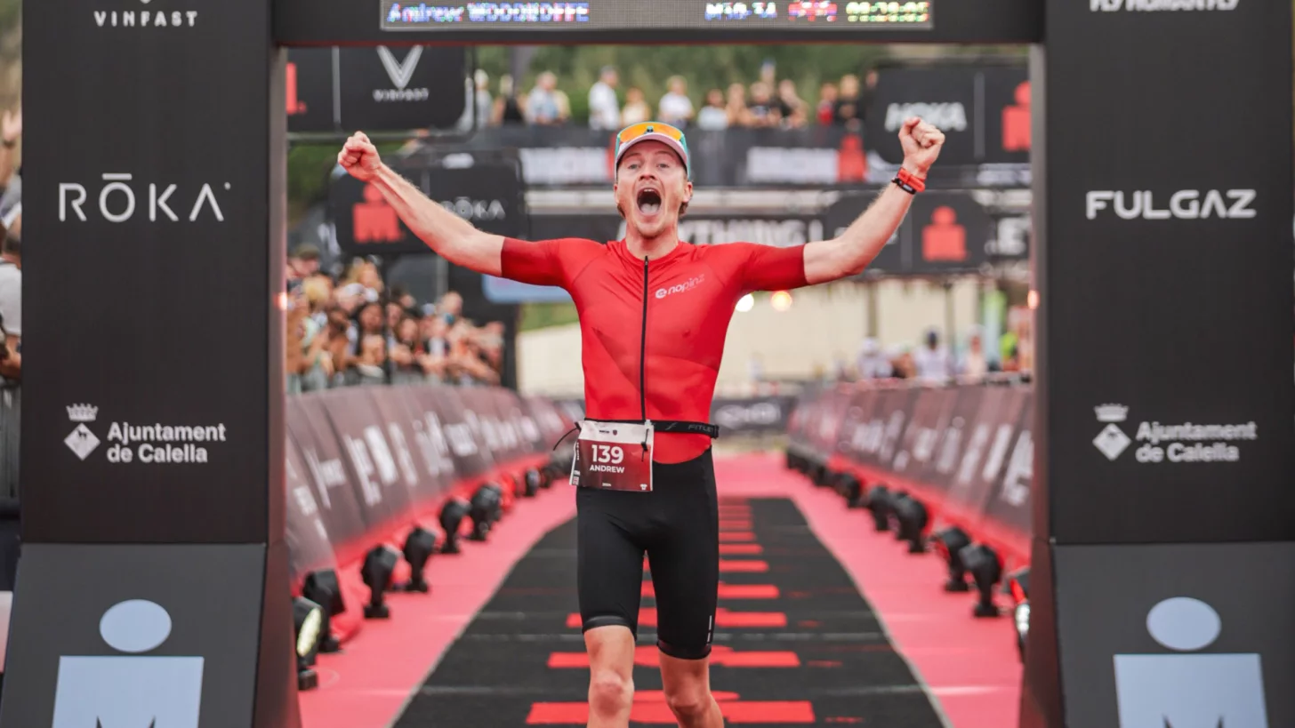 Участник возрастной категории чемпионата мира Ironman Эндрю Вудрофф празднует на финише Ironman Участник возрастной категории чемпионата мира Ironman Эндрю Вудрофф празднует на финише Ironman