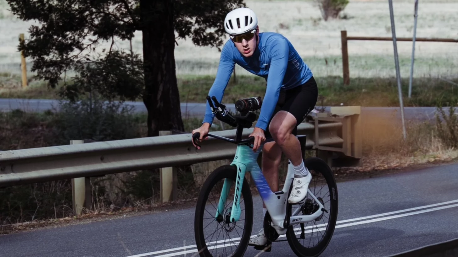 Участник возрастной категории чемпионата мира Ironman в Ницце Сэм Эски-Доран тренируется на велосипеде Участник возрастной категории чемпионата мира Ironman в Ницце Сэм Эски-Доран тренируется на велосипеде