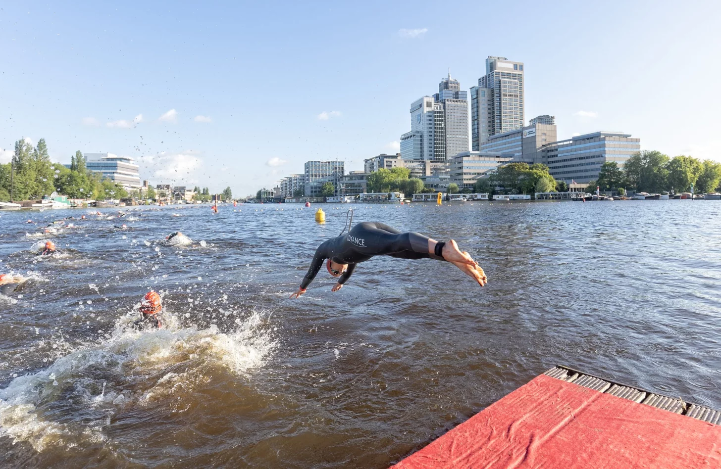 Существует три типа стартов плавания в триатлоне: с воды, с пляжа и с прыжком. Существует три типа стартов плавания в триатлоне: с воды, с пляжа и с прыжком.