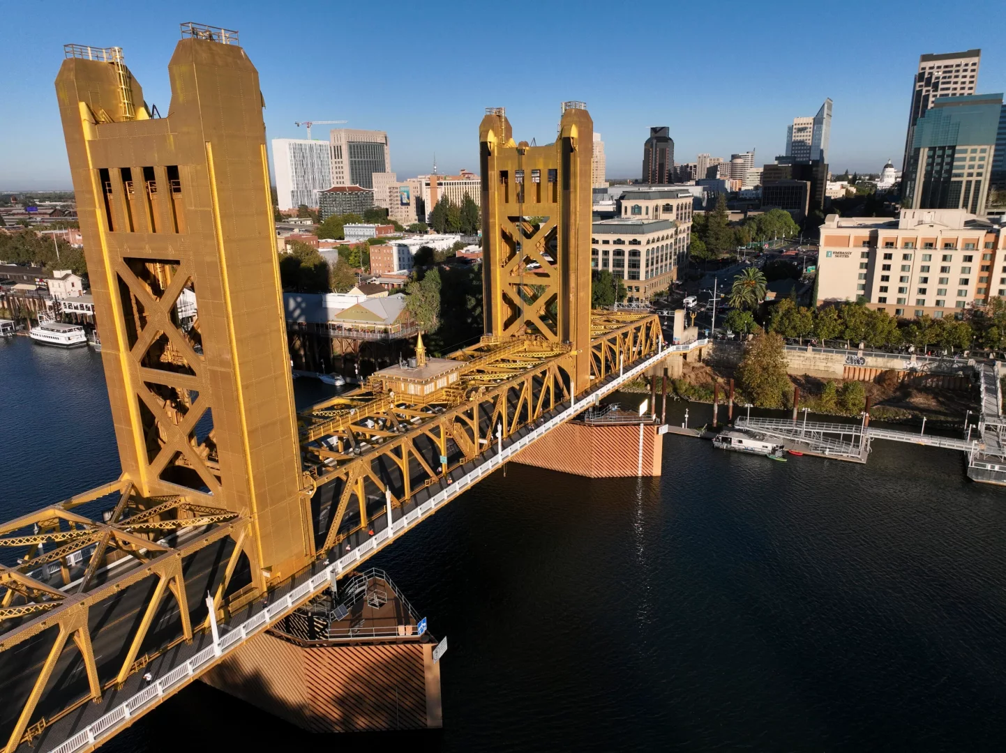 Основные моменты беговой трассы Ironman California включают прогулку по мосту Tower Bridge в Сакраменто. Основные моменты беговой трассы Ironman California включают прогулку по мосту Tower Bridge в Сакраменто.