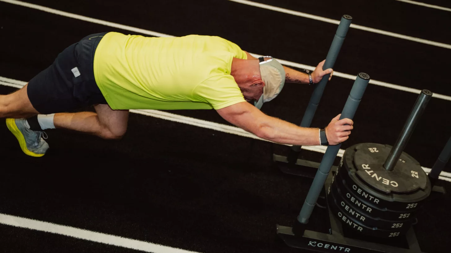 Hyrox включает восемь функциональных тренировочных станций с 1 км бега после каждой.