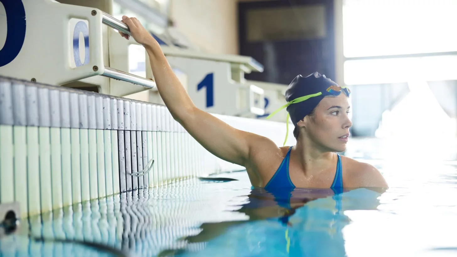 Пловец выполняет тренировку по плаванию.