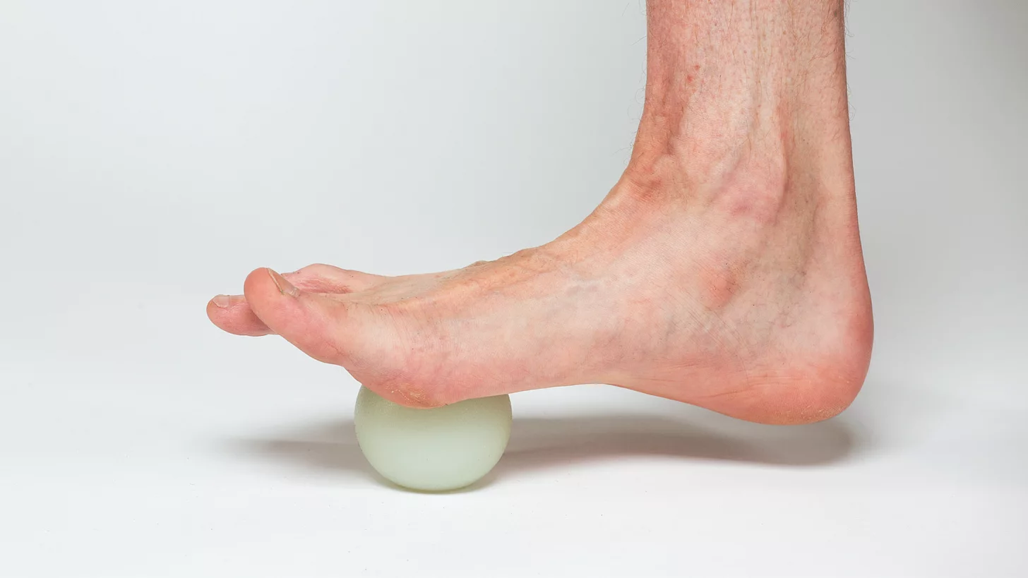 Мяч для лакросса может быть эффективным инструментом для упражнений, предотвращающих судороги в стопах при плавании. Мяч для лакросса может быть эффективным инструментом для упражнений, предотвращающих судороги в стопах при плавании.