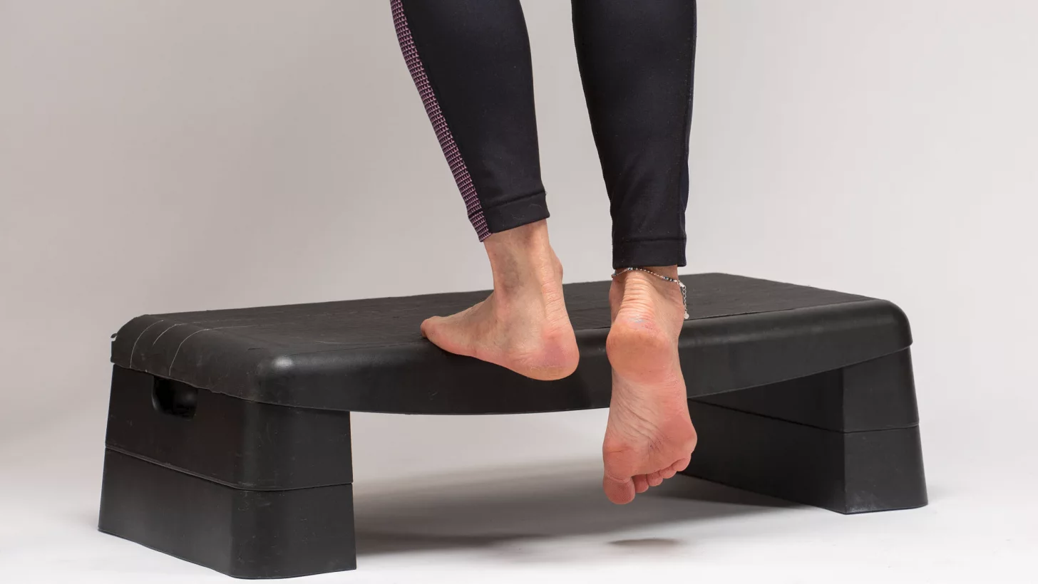 Подъемы на носки укрепляют икры, ахиллово сухожилие и стопу, чтобы предотвратить судороги при плавании. Подъемы на носки укрепляют икры, ахиллово сухожилие и стопу, чтобы предотвратить судороги при плавании.