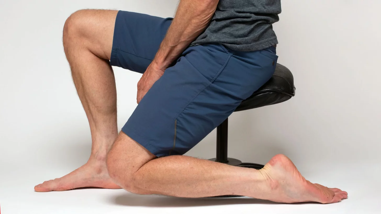 Растяжка передней части лодыжки — эффективный способ предотвратить судороги в стопах при плавании. Растяжка передней части лодыжки — эффективный способ предотвратить судороги в стопах при плавании.