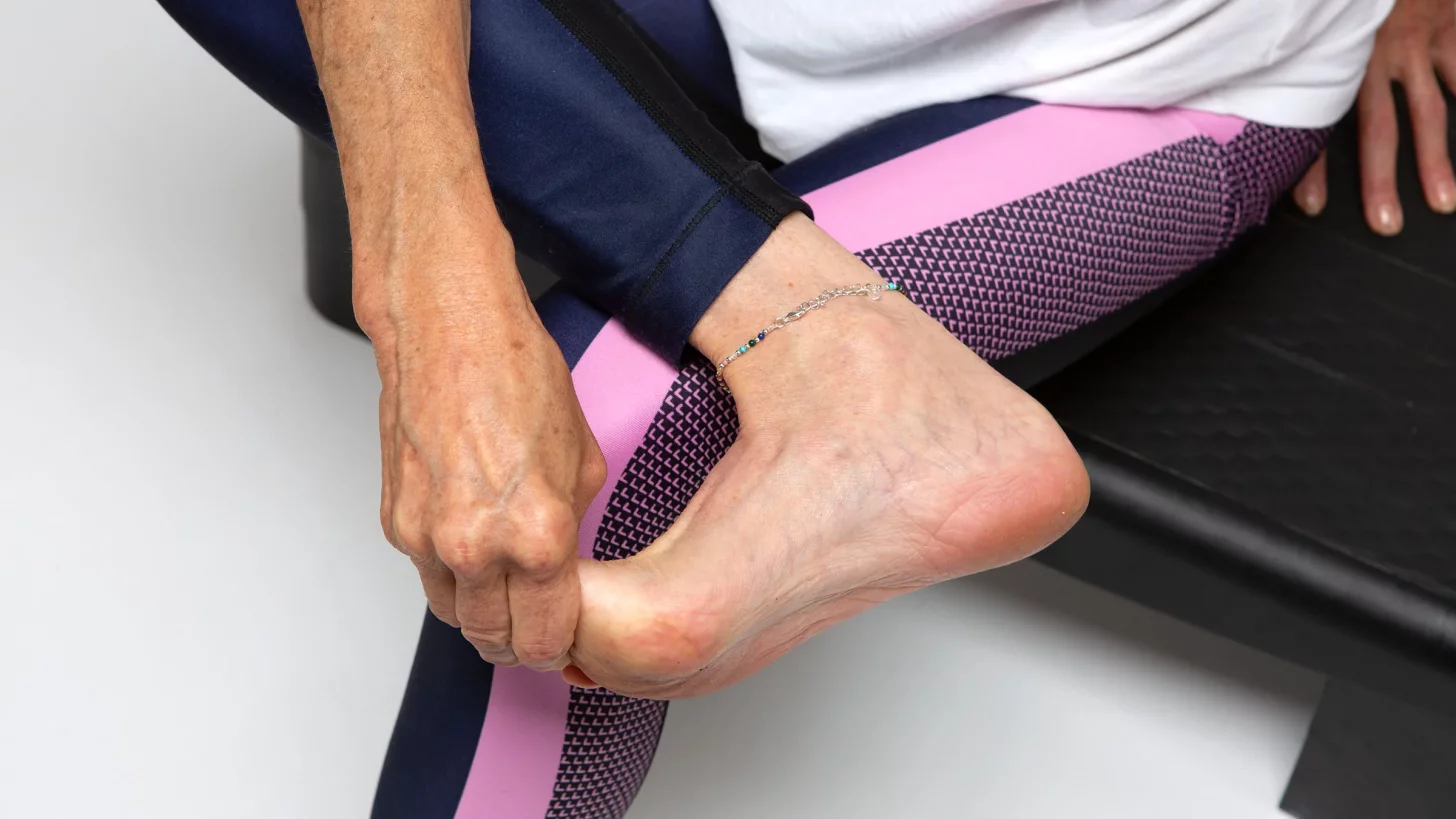 Регулярная растяжка мышц пальцев ног может помочь снизить вероятность судорог в стопах при плавании. Регулярная растяжка мышц пальцев ног может помочь снизить вероятность судорог в стопах при плавании.