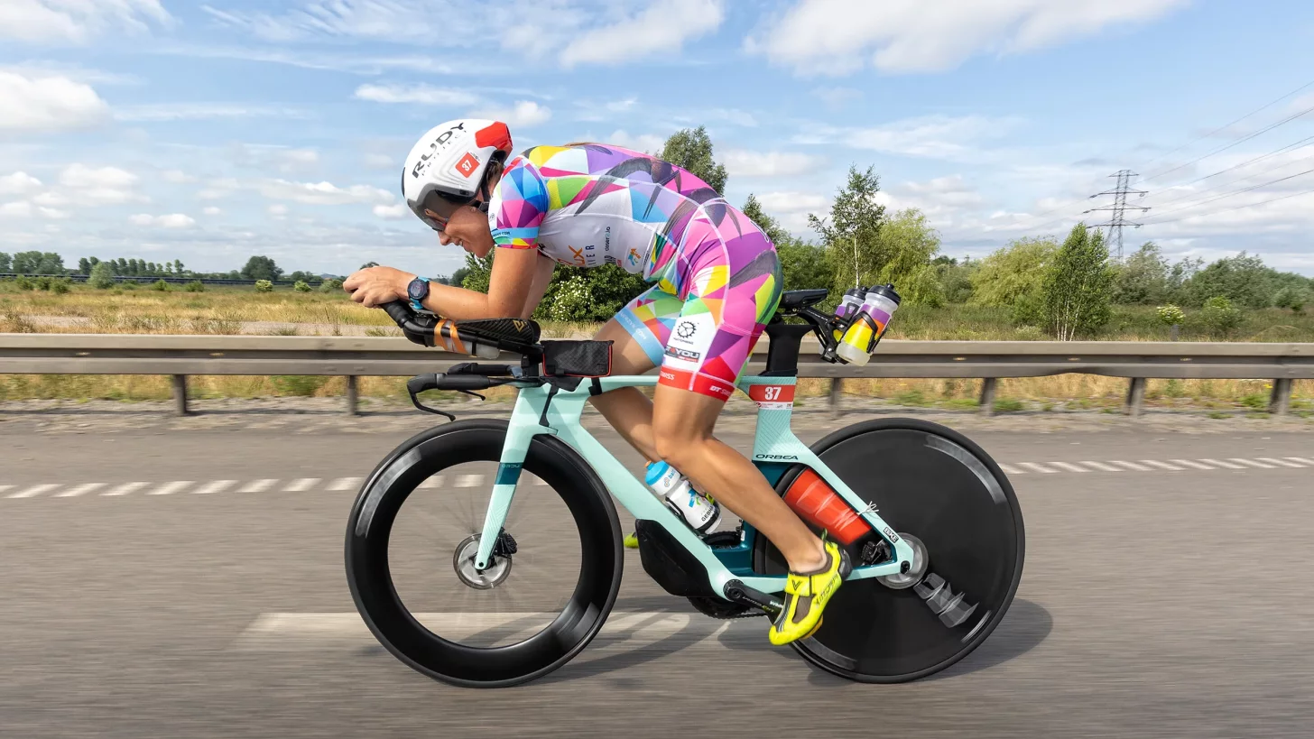 Узнайте, как сбалансировать свою силу и технику в велоспорте с помощью тренировок на одноместном велосипеде.