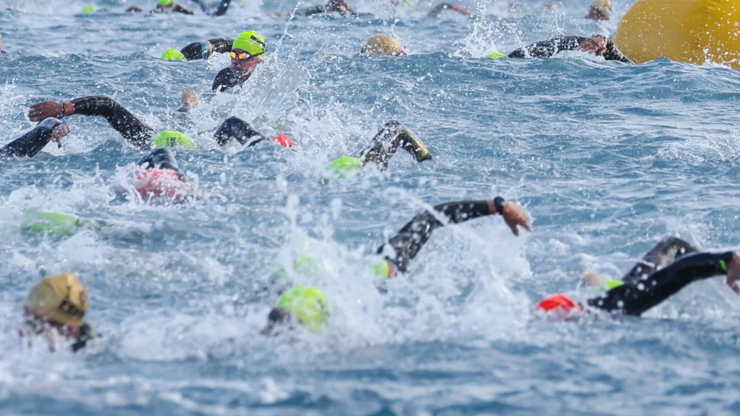 Знаете ли вы, как справляться с различными течениями в открытой воде на этапе плавания в триатлоне? Тренер по плаванию с 30-летним стажем объясняет семь ключей к успеху.
