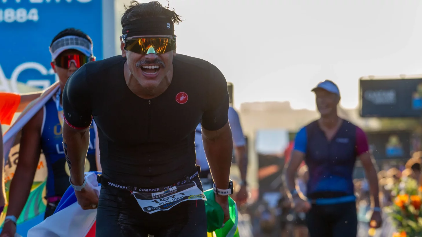 Бруно Отавио Менезес Да Луз из Сингапура наклоняется к камере, празднуя завершение чемпионата мира Ironman 2025 в Ницце, Франция. Бруно Отавио Менезес Да Луз из Сингапура наклоняется к камере, празднуя завершение чемпионата мира Ironman 2025 в Ницце, Франция.