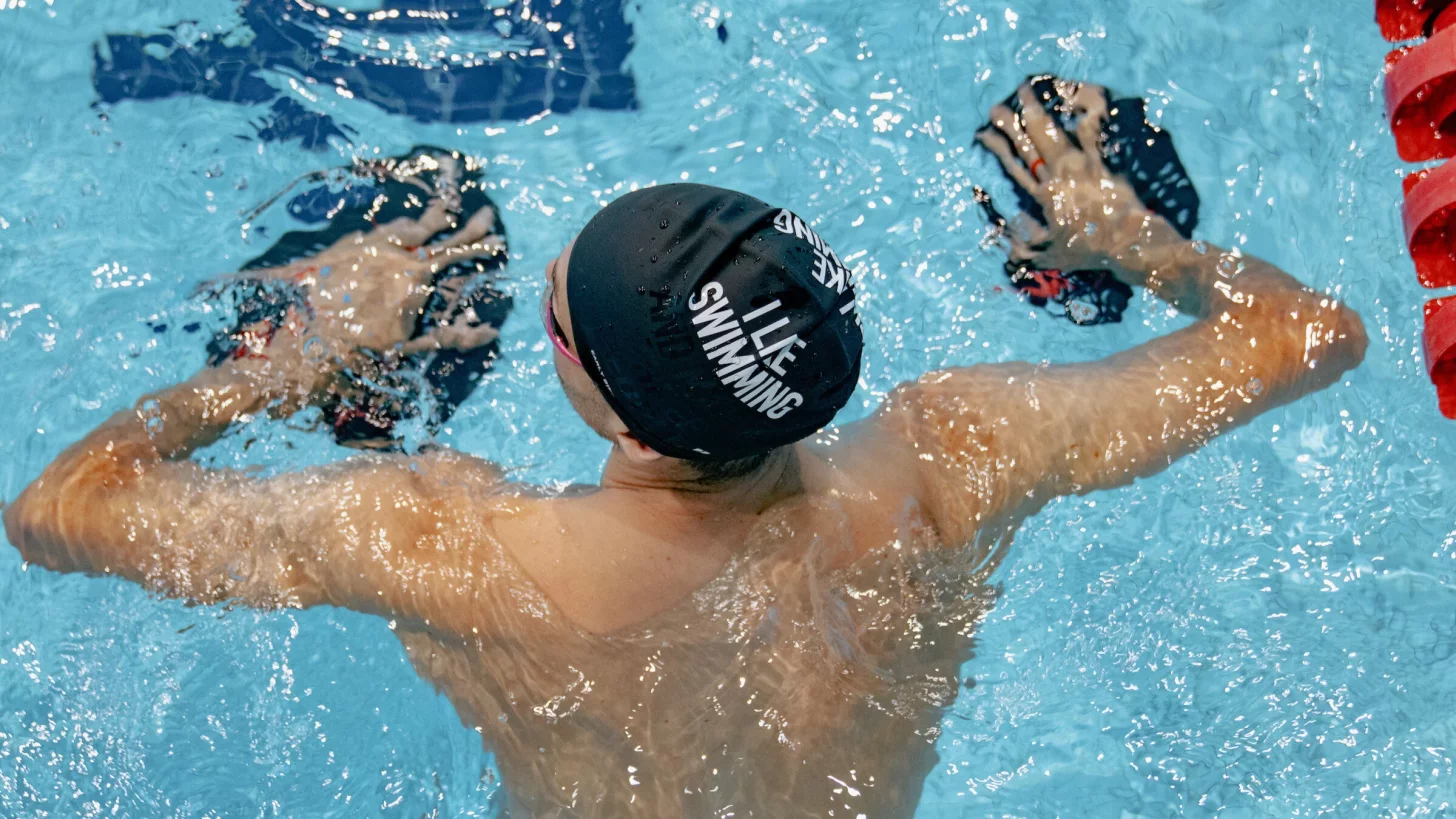 Лопатки для плавания увеличивают поверхность ваших рук, позволяя почувствовать, как это — перемещать больше воды с каждым гребком.