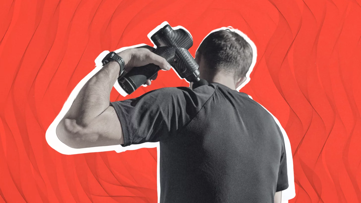 человек использует массажный пистолет