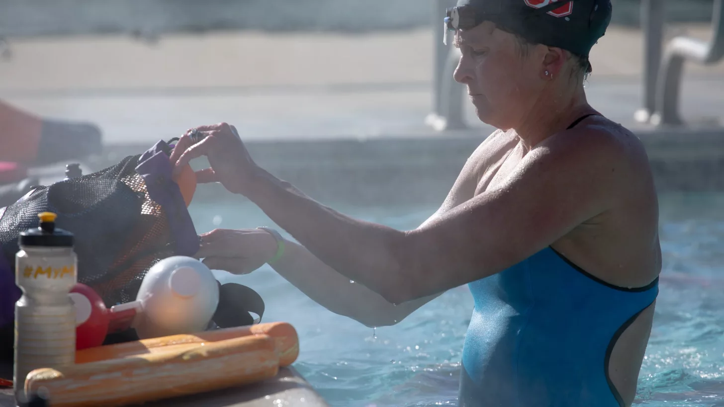 Если вы задумываетесь о зимнем плавании на открытом воздухе, знайте, что вода с температурой от 50 до 60 градусов по Фаренгейту подвергает вас высокому риску холодового шока.